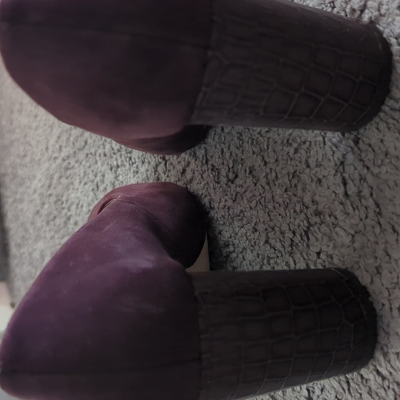 Burgundy velvet and crocodile heels size 9.5 - Picture 4 of 4